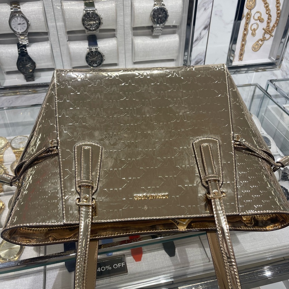 MICHAEL KORS Voyager Large Metallic Logo Debossed EW Shoulder Tote Bag
Pale Gold - Picture 15 of 16